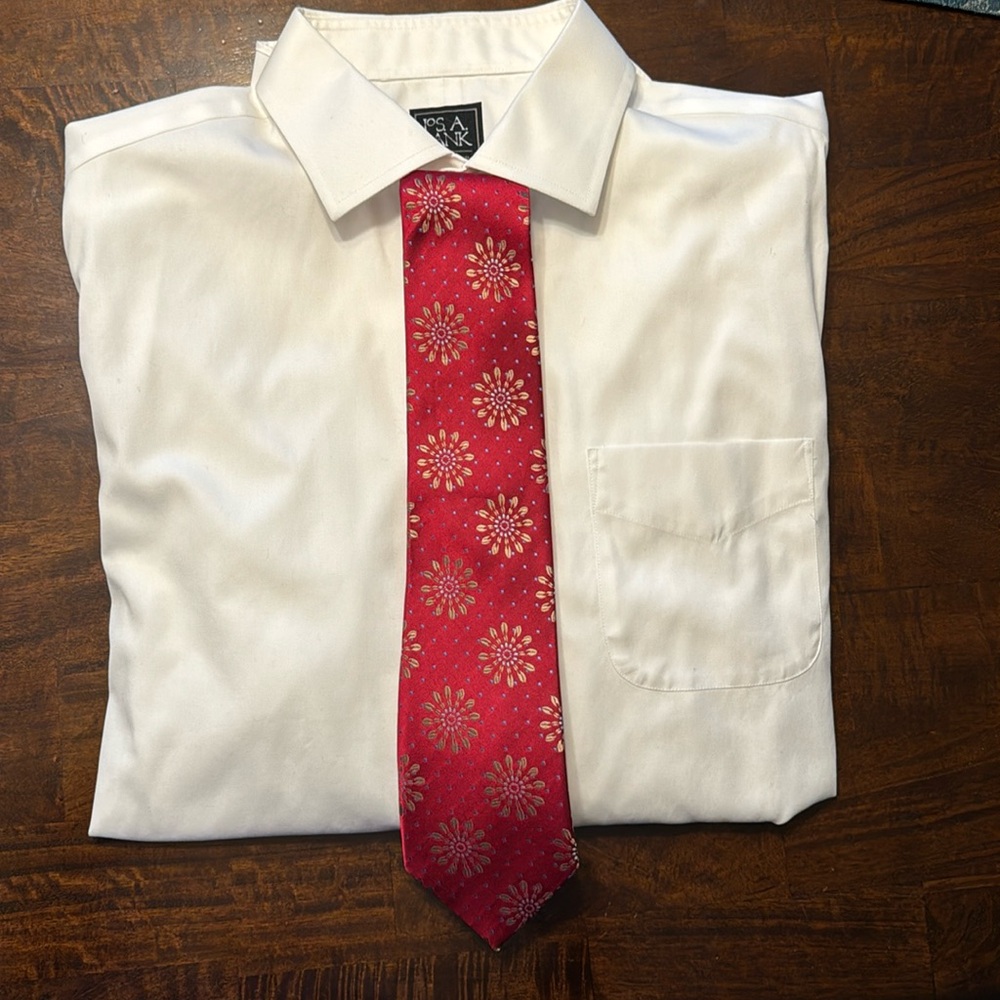 (008) beautiful Mens tie by Ben Sherman. 100% silk. In like new condition.